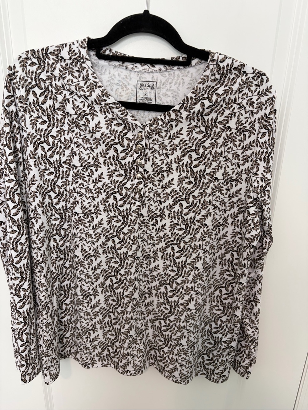 NWOT Hasting & Smith White Long-Sleeve Henley Top with Brown Leaf Print